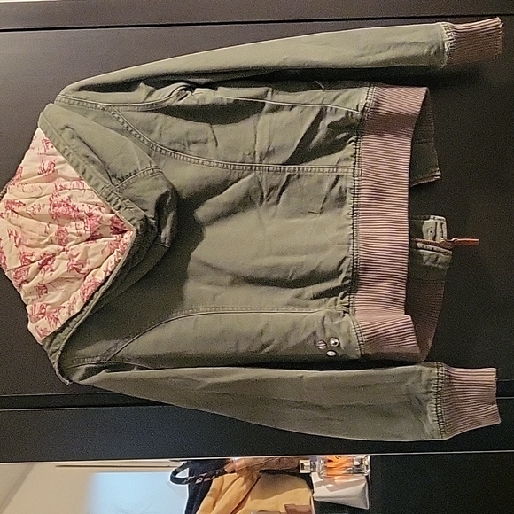 Aritzia TnA bomber jacket size S - Picture 2 of 2